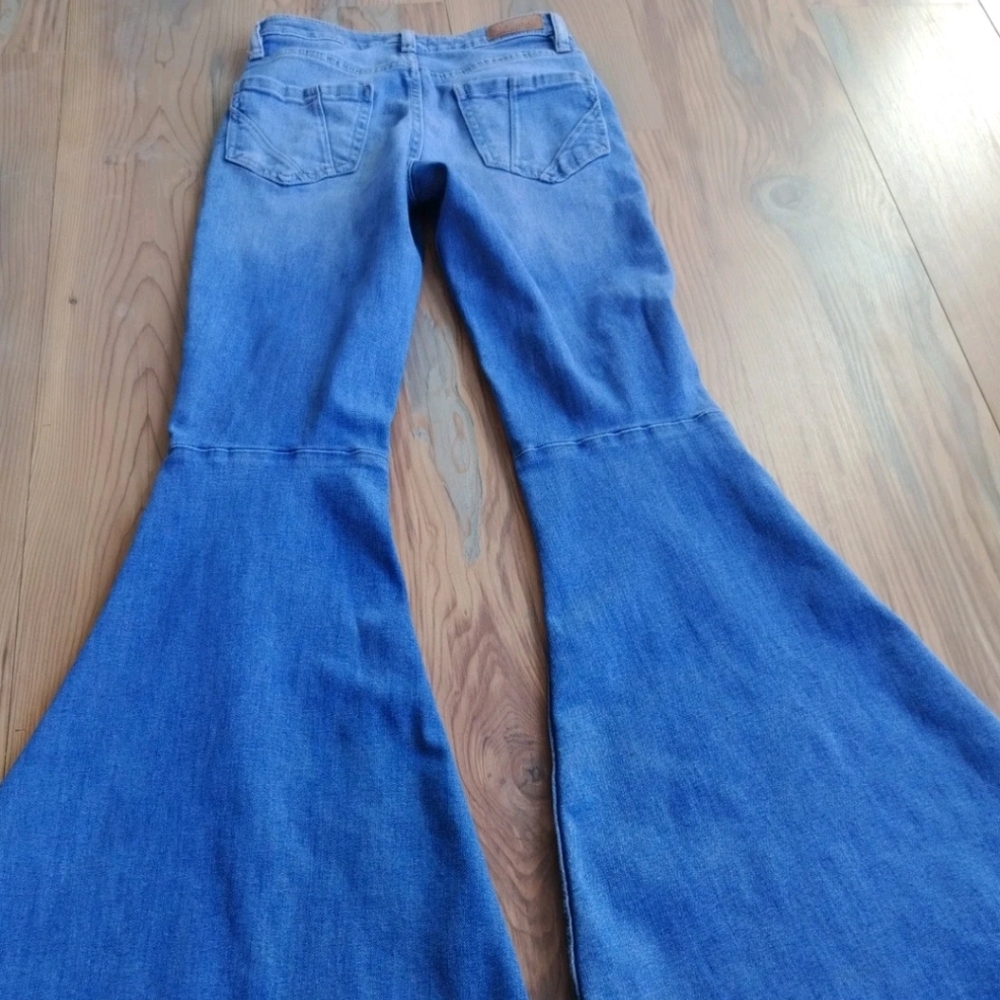 Shyanne Super Flare Women's Jeans feature a distressed knee design - Picture 5 of 12